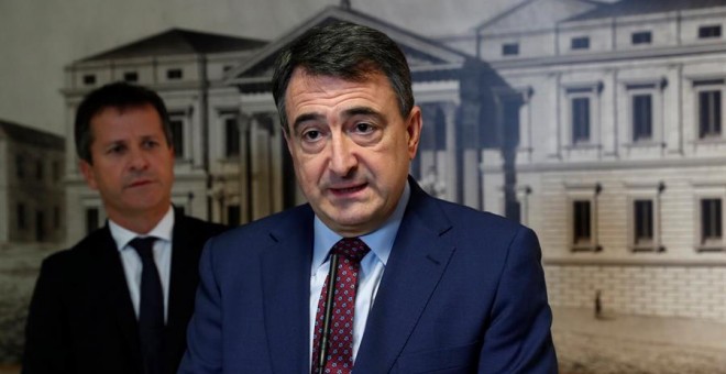 El portavoz de los nacionalistas vascos en el Congreso, Aitor Esteban, en declaraciones a los medios en presencia del senador y portavoz en la Cámara Alta, Jokin Bildarratz.