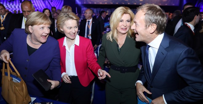 20/11/2019 - La canciller alemana, Angela Merkel, la presidenta de la Comisión de la UE, Ursula von der Leyen, la presidenta croata, Kolinda Grabar Kitarovic, con el presidente del Partido Popular Europeo, Donald Tusk. / REUTERS - ANTONIO BRONIC