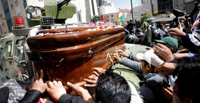 21/11/2019 - Varios hombres colocan un ataúd en un tanque militar durante en Bolivia como símbolo de protesta por las cargas policiales.  / REUTERS - MARCO BELLO