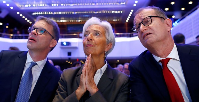 La presidenta del BCE, Christine Lagarde, en medio de los consejeros delegados de Deutsche Bank, Christian Sewing,, y de Commerzbank, Martin Zielke en el Congreso Bankario de Fráncfort. REUTERS/Ralph Orlowski