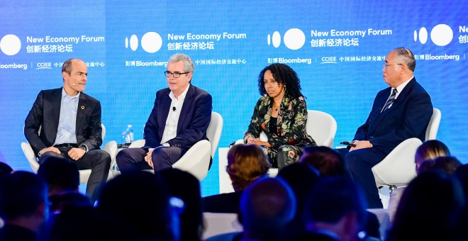 El presidente de Inditex, Pablo Isla, en el 'New Economy Forum' de Pekín (China), junto al consejero delegado de Anheuser-Busch InBev, Carlos Brito, la fundadora y consejera delegada de Gro-Intelligence, Sara Menker, y el ministro especial para Cambio Cli