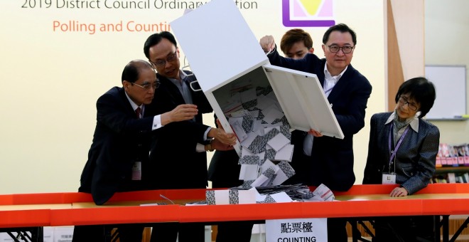 24/11/2019 - Funcionarios abren una urna para el recuento de votos en las elecciones de Hong Kong. / REUTERS