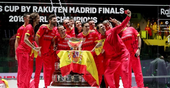 Nadal hace un selfie a todo el equipo español de la Copa Davis, que conquistó la sexta Ensaladera en la Caja Mágica. /EFE