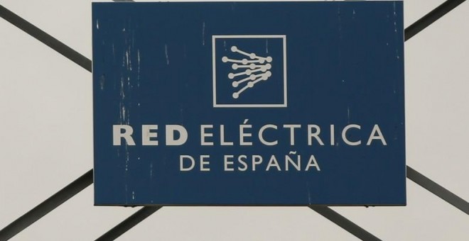 El logotipo de Red Electrica en una torre de electricidad en Alcobendas, en las afueras de Madrid. REUTERS/Sergio Perez