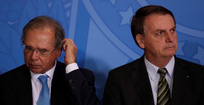 El ministro de economía brasileño, Paulo Guedes, junto al presidente Jair Bolsonaro. / Reuters
