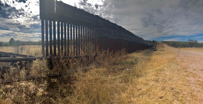 A pesar de las promesas electorales de Donald Trump, el muro de separación entre las ciudades fronterizas de Ambas Nogales cuenta con tramos por donde inmigrantes y narcotraficantes pueden cruzar al vecino anglosajón. / Aitana Vargas