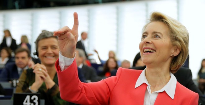 La nueva presidenta electa de la Comisión Europea, Ursula von der Leyen, en el Pleno del Parlamento Europeo que ha votado a favor del nuevo equipo de comisarios, que tomará posesión el 1 de diciembre.. REUTERS/Vincent Kessler