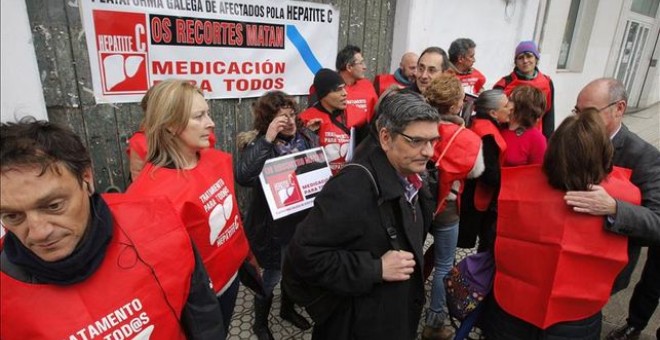 Integrantes de la plataforma de enfermos de la hepatitis, ante el Parlamento gallego durante una protesta en 2016. EFE