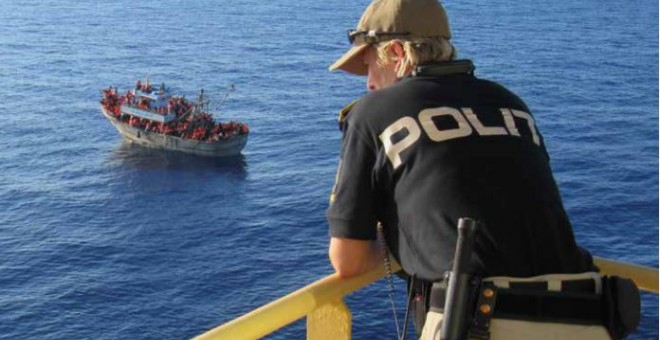 Vigilància de barco ple de migrants. Centre Delàs
