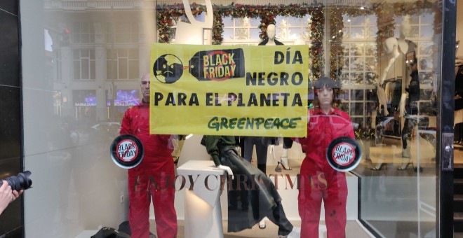 Activistas de la ONG 'Greenpeace' en una tienda de Gran Vía. / Borja Fernández