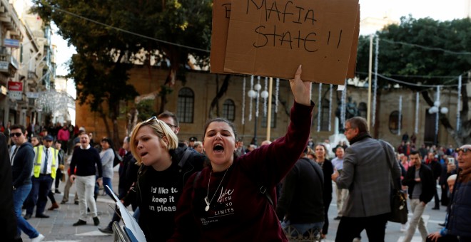 Manifestantes maltesas frente a la Corte de Justicia en La Valeta durante el juicio por el asesinato de Daphne Caruana. / Reuters