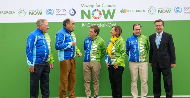 El presidente de Iberdrola, Ignacio Galán (2i), con el alcalde de Madrid, José Luis Martínez Almeida (3i), y la alta comisionada en España para la Agenda 2030, Cristina Gallach (3d), y otros asistentes en el acto de bienvenida al equipo Moving for Climate