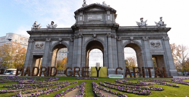 Las letras ubicadas en la Puerta de Alcalá, modificadas por los activistas de Greenpeace. | Greenpeace.