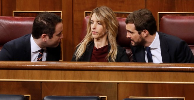 El líder del Partido Popular, Pablo Casado (d) conversa con la portavoz de su partido en el Congreso , Cayetana Álvarez de Toledo (c) y el secretario general del PP, Teodoro García Egea (i) en el hemiciclo del Congreso, donde este jueves comienzan su anda