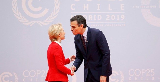 El presidente del Gobierno en funciones, Pedro Sánchez (d), saluda a la presidenta de la Comisión Europea, Ursula von der Leyen. - EFE