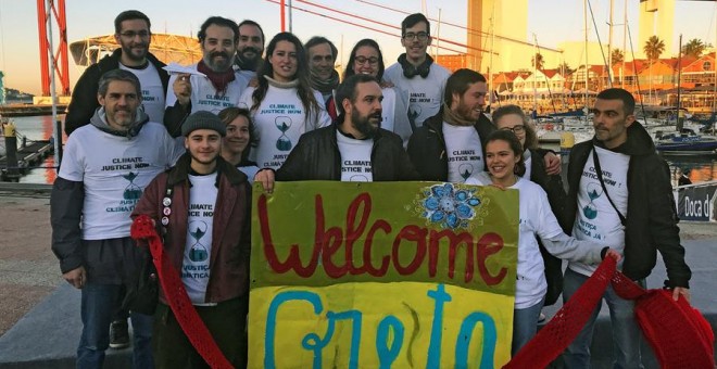 Activistas esperando a Greta Thunberg en Lisboa | EFE