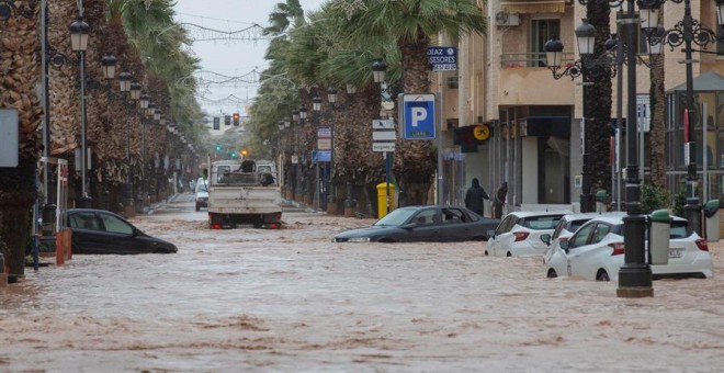 Vista general de la avenida de la Libertad de Los Alcázares, inundada por las intensas lluvias caídas esta noche, de más de cien litros por metro cuadrado. EFE/Marcial Guillén