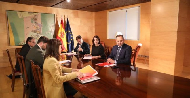 Imagen de la reunión de las delegaciones de PSOE y de ERC, en la negociación de un posible acuerdo para la investidura de Pedro Sánchez.