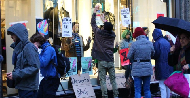 Protesta a las puertas de la tienda Zara de Gran Vía | @xr_madrid