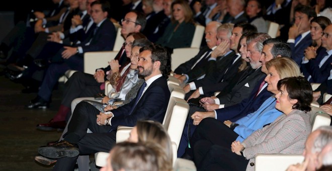 El presidente del PP, Pablo Casado (i), y la exvicepresidenta del Gobierno Soraya Saénz de Santamaría (d), entre otros dirigentes del partido conservador, durante la presentación del libro 'Una España mejor', de Mariano Rajoy en la Fundación Rafael del Pi