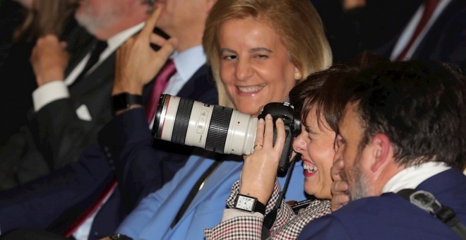 La exvicepresidenta del Gobierno Soraya Saénz de Santamaría (c) toma una foto en presencia de la exministra de Trabajo Fátima Bañez (1i), durante la presentación del libro 'Una España mejor', de Mariano Rajoy en la Fundación Rafael del Pino (Madrid). EFE/