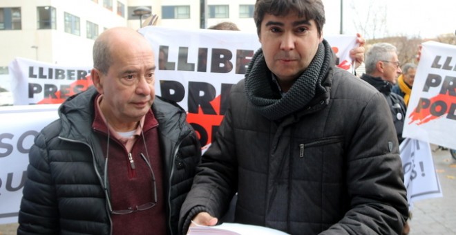 L'advocat de Ferran Jolis, Carles Perdiguero, amb la querella a la mà presentada aquest dijous als jutjats de Sabadell. CCMA