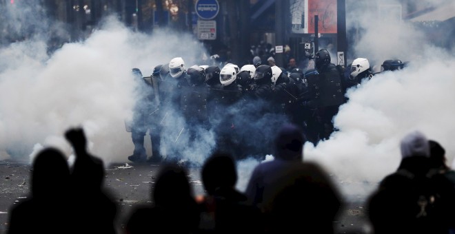 Policías y manifestantes en la movilización contra las reformas de pensiones París, Francia. EFE / IAN LANGSDON