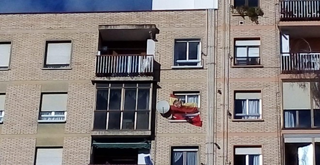 Bandera falangista y franquista cuelgan en la vivienda del detenido