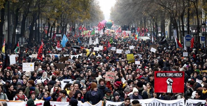 Manifestantes sujetan una pancarta en la que se puede leer 'revoltons-nous',(lit. vamos a rebelarnos), durante una protesta contra la reforma de las pensiones, madre de todas las reformas del presidente francés, Emmanuel Macron. EFE