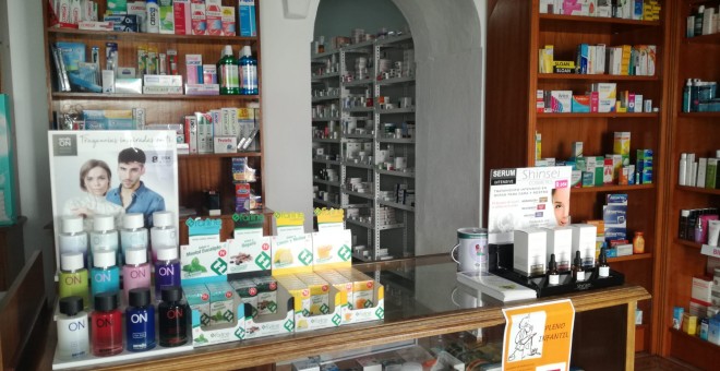 La farmacia de Estrella María Carmona González en Valverde de Burguillos. SANDRA BOYERO