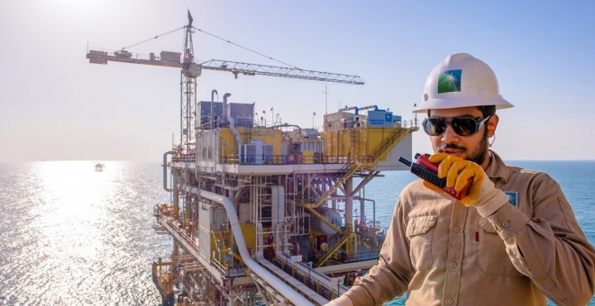 Un trabajador de Saudi Aramco en las instalaciones de la petrolera en Tanajib (Arabia Saudita). EFE/EPA