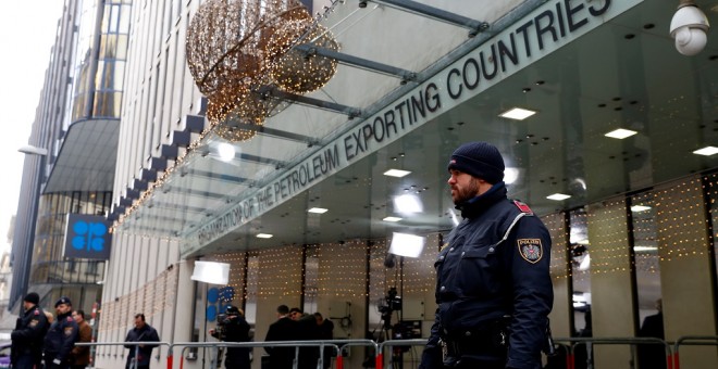 Policías en la puerta de la sede de la OPEP en Viena, donse se reúnen los miembros del cártel y sus aliados (grupo conocido como PEP+), en Viena. REUTERS/Leonhard Foeger