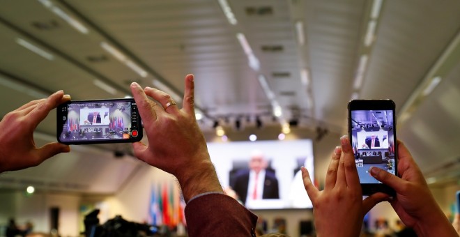 Los periodistas toman fotos con sus smartphones al comienzo de la cumbre de la OPEP+ (los miembros del cártel y sus aliados, en Viena. REUTERS/Leonhard Foeger