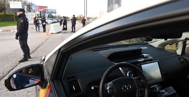 Imagen de archivo de un coche de Policía. EFE/ Fernando Villar