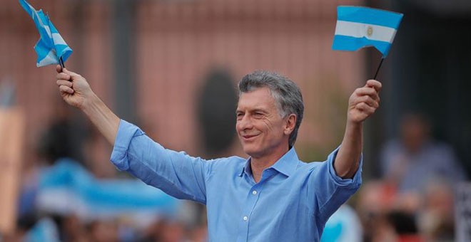 El presidente argentino Mauricio Macri se despide de sus simpatizantes en Buenos Aires. / EFE