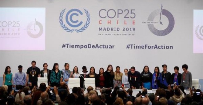 ista general de los medios que cubren a la activista sueca Greta Thunberg durante su participación este lunes en una rueda de prensa de jóvenes activistas climáticos. EFE/J.J. Guillén