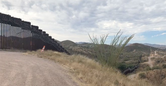 Concertinas en la valla fronteriza que separa EEUU y México en Nogales. / AITANA VARGAS