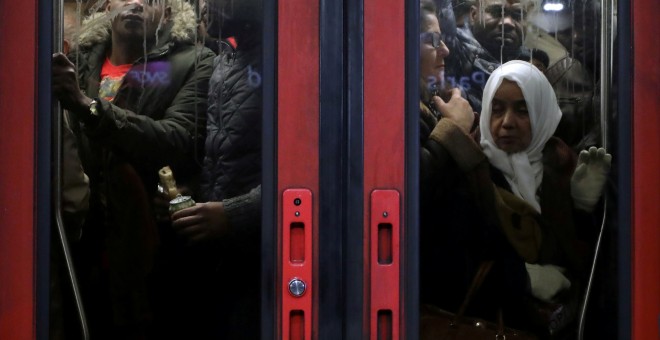 Los pasajeros llenan un tren de metro en la estación RER Gare du Nord durante una huelga de todos los sindicatos de la red de transporte de París (RATP) y los trabajadores franceses de SNCF en París como parte de un segundo día de huelga nacional y protes