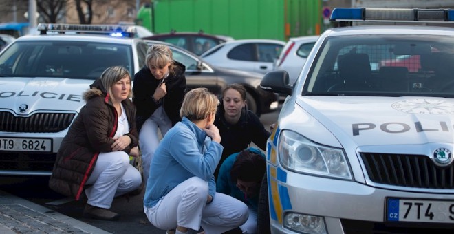 Personal de un hospital en Ostrava, en República Checa, es evacuado tras un tiroteo. / EFE