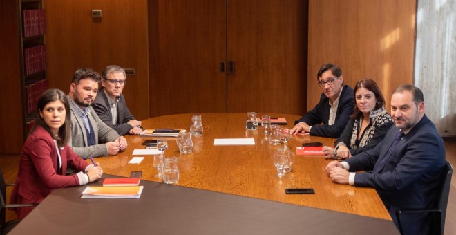Els equips negociadors d'ERC i el PSOE, reunits a Barcelona.