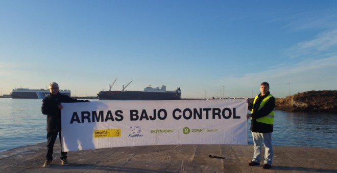 Integrantes de Armas Bajo Control en el puerto de Sagunto, con el barco Bahri Abha de fondo. AMNISTÍA INTERNACIONAL