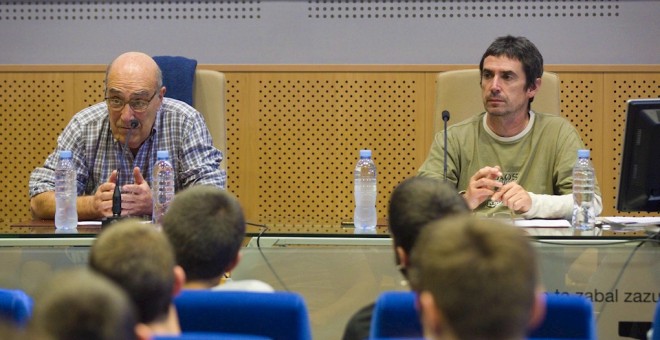 El expreso de ETA José Ramón López de Abetxuko (i) y el abogado de la izquierda abertzale Txema Matanzas, durante la charla que han ofrecido este martes en el aulario de la Universidad del País Vasco en Vitoria. EFE