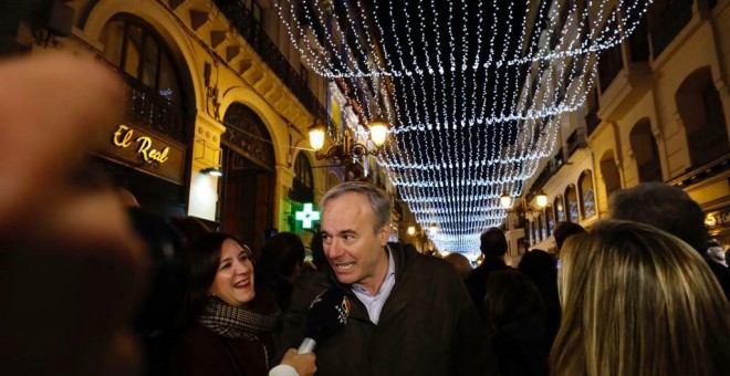 El alcalde de Zaragoza, Jorge Azcón, y la vicealcaldesa Sara Fernández encendieron este año la iluminación navideña más cara de la historia de Zaragoza.AYUNTAMIENTO DE ZARAGOZA