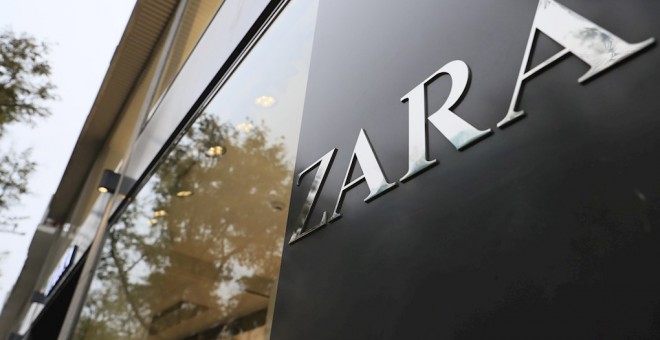 El logo de Zara, la principal enseña del grupo textil  Inditex, en una de sus tiendas en Madrid. EFE/ Fernando Alvarado