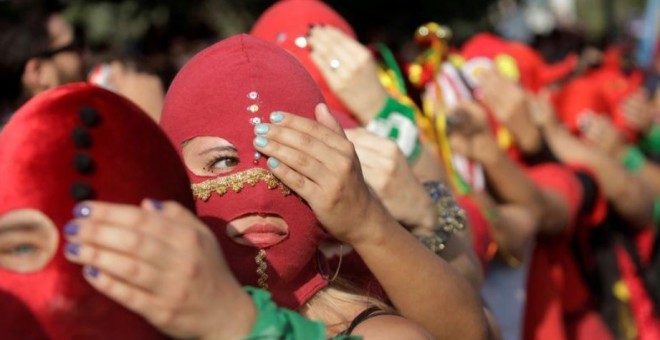 Las mujeres protestan contra la violencia de género y el gobierno de Chile, en Santiago, Chile, 6 diciembre 2019. REUTERS/Andrés Martínez Casares