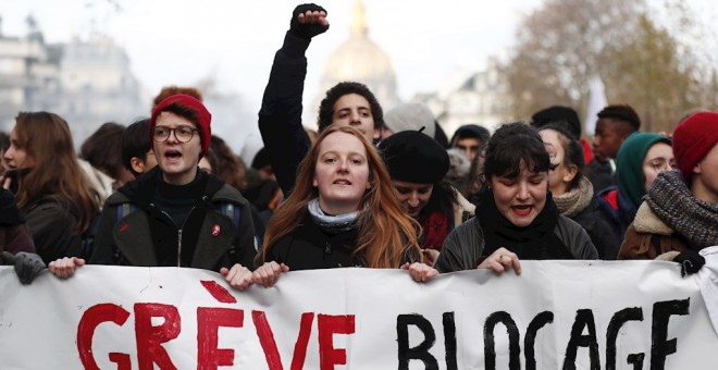 10/12/2019 - Franceses durante una manifestación en París por la reforma de las pensiones de Macron. / EFE - IAN LANGSDON