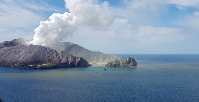 Imagen del volcán Whakaari en erupción. EUROPA PRESS