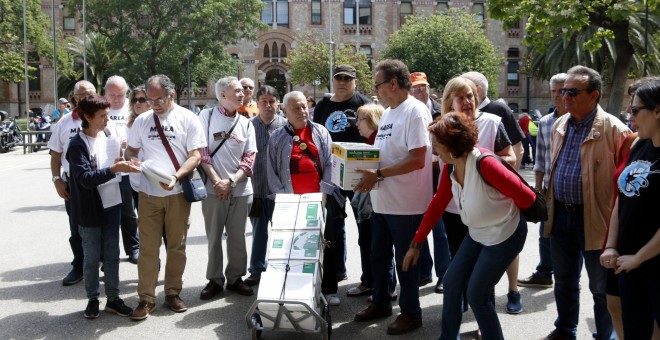 Protesta de la Marea Blanca, que va entregar signatures en defensa de la sanitat pública al Departament de Salut. LAURA FÍGULS.