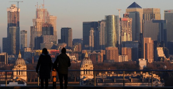 Vista de Canary Wharf (el distrito financiero de Londres donde tienen su sede bancos y empresas) desde Greenwich Park. AFP/Daniel Sorabji