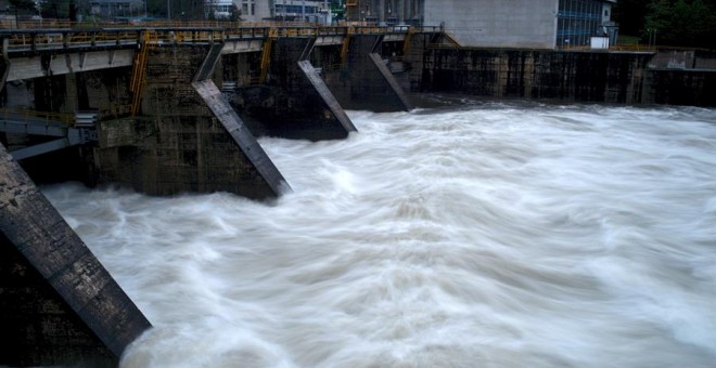 Vista del caudal del río Miño a su paso por el embalse de Velle en Ourense, este lunes. EFE